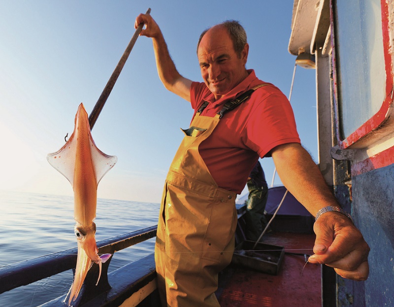 Cantabria. Pescador en Castro Urdiales. Revista Viajeros