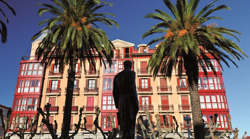 Cantabria. Plaza de Ataulfo Argenta en Castro Urdiales. Revista Viajeros