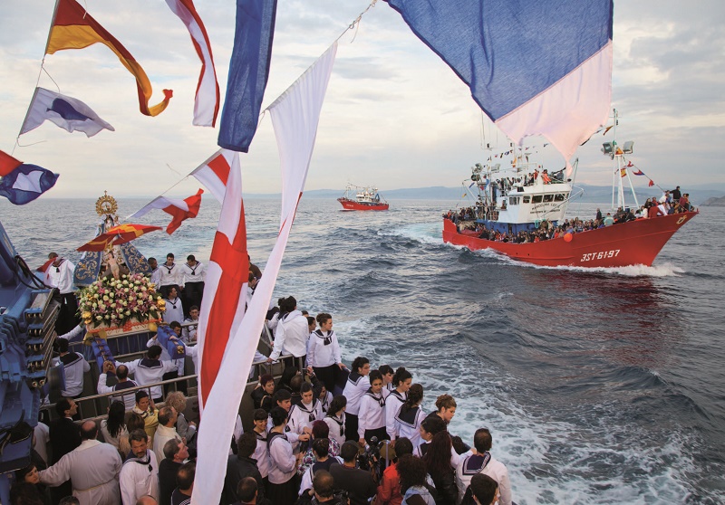 Cantabria. Romería marítima de San Vicente de la Barquera. Revista Viajeros