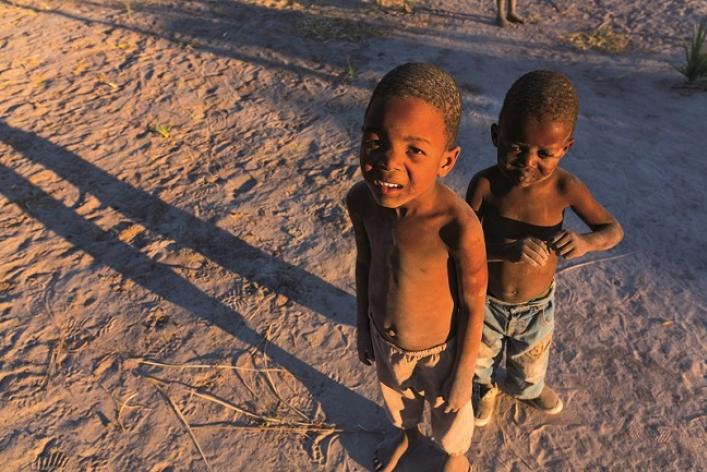 Botswana_niños_bosquimanos_RevistaViajeros