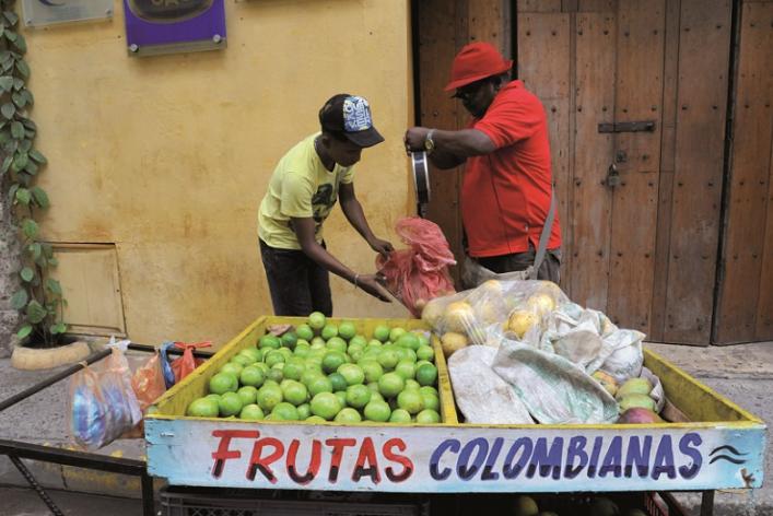 Colombia. Cartagena. Venta de Fruta. Revista Viajeros