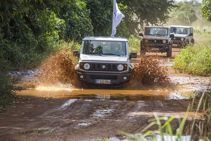 Jeep_poblado_yaguajay. Rev.Viajeros